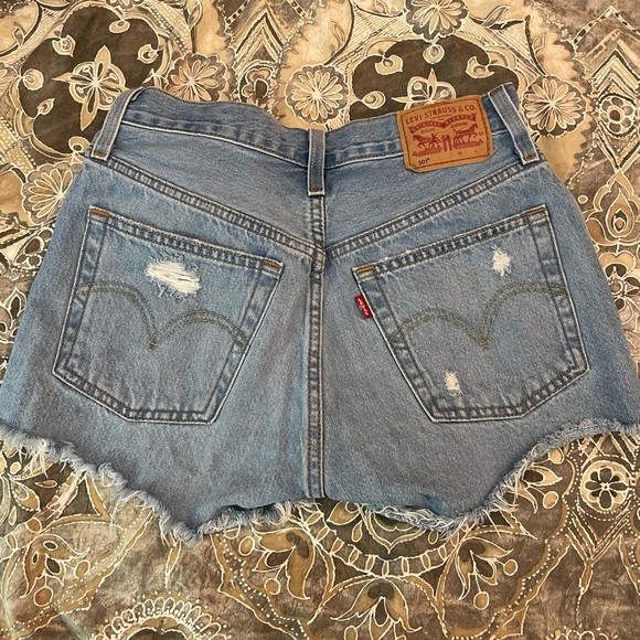 Levi's Women's 501 Original Shorts. 24 - Picture 2 of 3